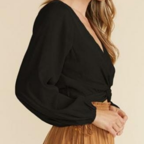 NWT MinkPink Harper Twist Blouse in black, Sz Small, cropped, long sleeve v-neck - Picture 3 of 12